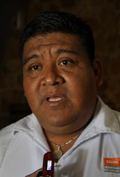 09_marzo_2015_Enfermero Juan Luis GarciÌa Miguel, responsable del moÌdulo de San JoseÌ Tenango